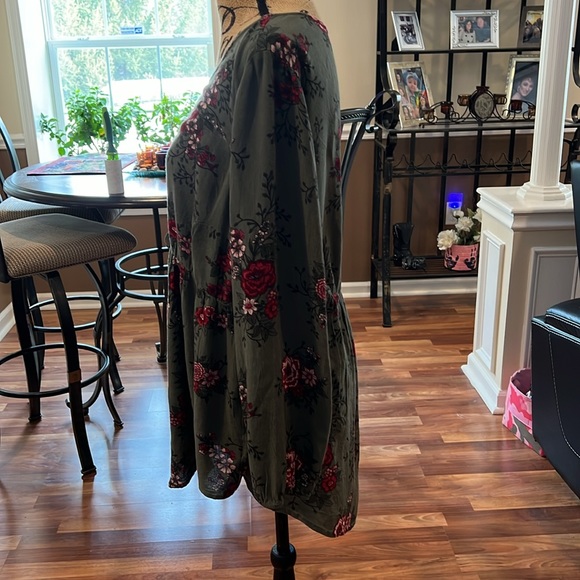 Torrid size 1 (1X) high low babydoll style top with elastic arm bands - Picture 2 of 3